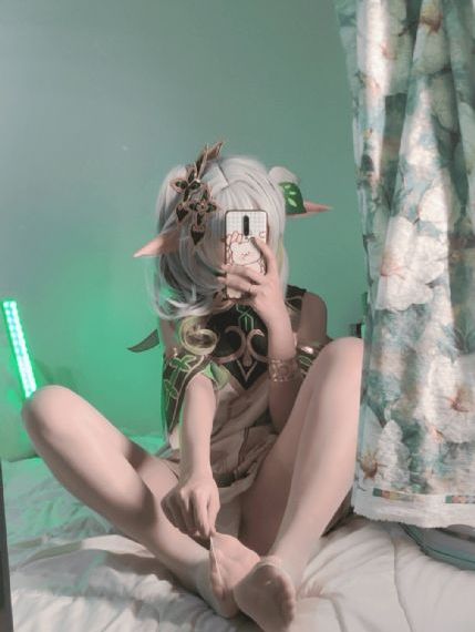 男子举瓜吓唬朋友没拿住摔碎了