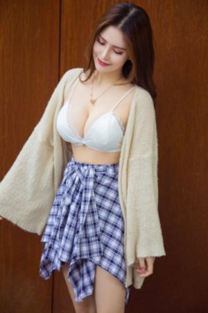 伸进她的小内裤里疯狂揉摸动漫
